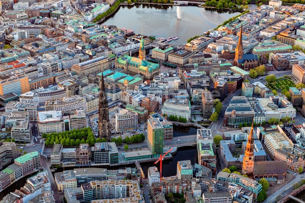 Luftaufnahme Hamburg - Innenstadtbereich an den Uferbereichen der Binnenalster in Hamburg, Deutschland