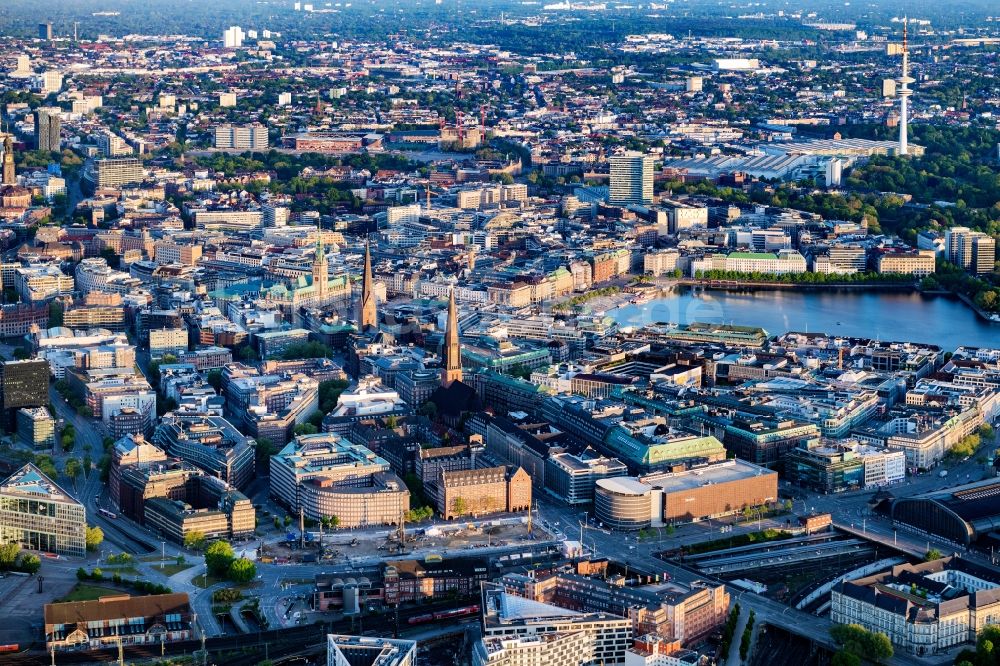 Hamburg von oben - Innenstadtbereich an den Uferbereichen der Binnenalster in Hamburg, Deutschland