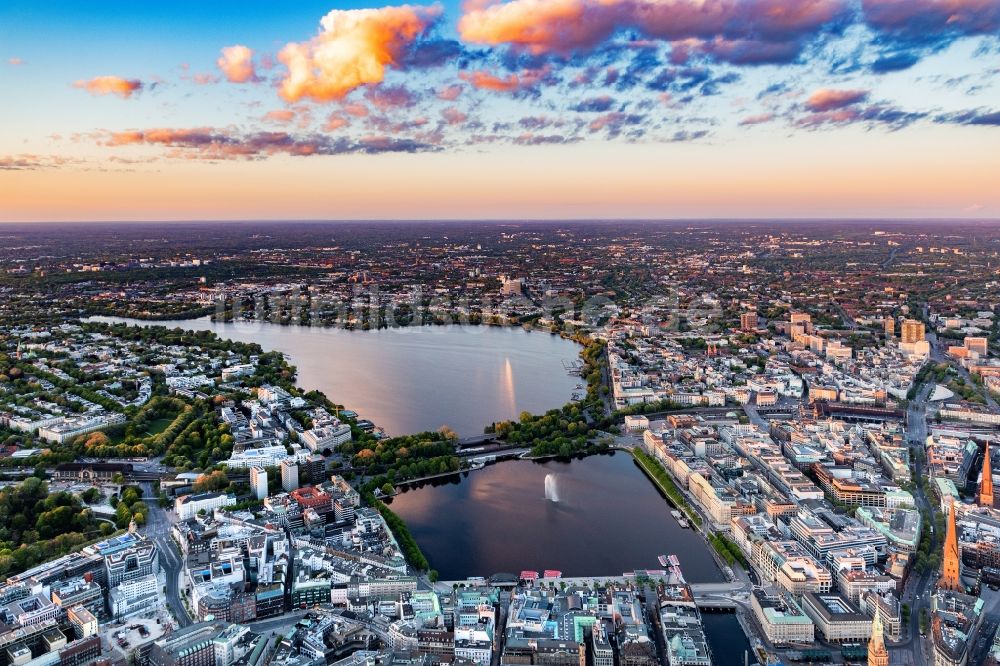 Hamburg aus der Vogelperspektive: Innenstadtbereich an den Uferbereichen der Binnenalster in Hamburg, Deutschland