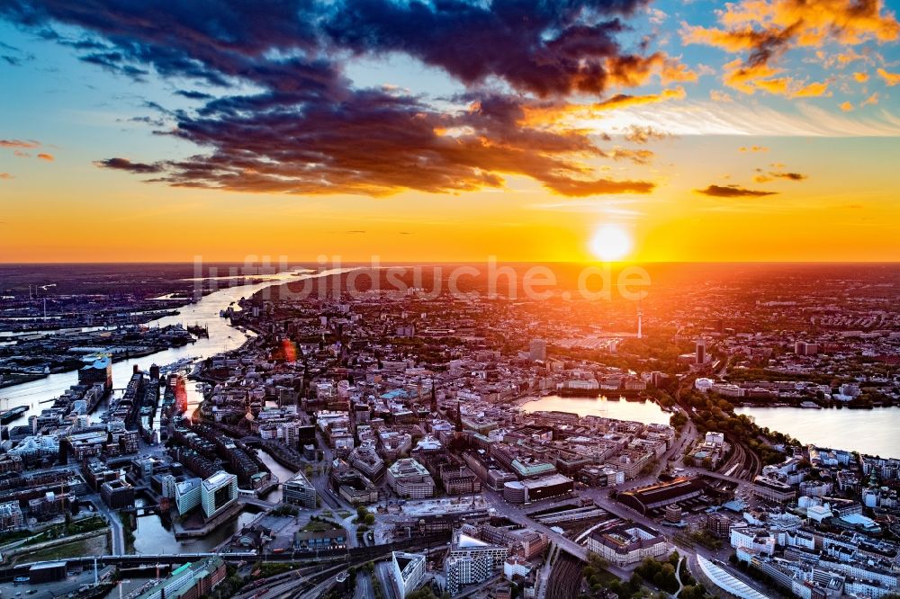 Luftbild Hamburg - Innenstadtbereich an den Uferbereichen der Binnenalster in Hamburg, Deutschland