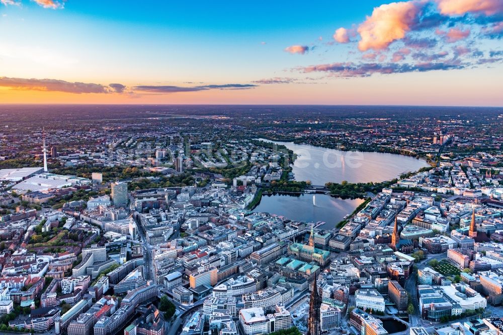 Hamburg von oben - Innenstadtbereich an den Uferbereichen der Binnenalster in Hamburg, Deutschland