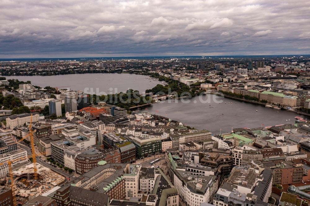 Luftbild Hamburg - Innenstadtbereich an den Uferbereichen der Binnenalster in Hamburg, Deutschland