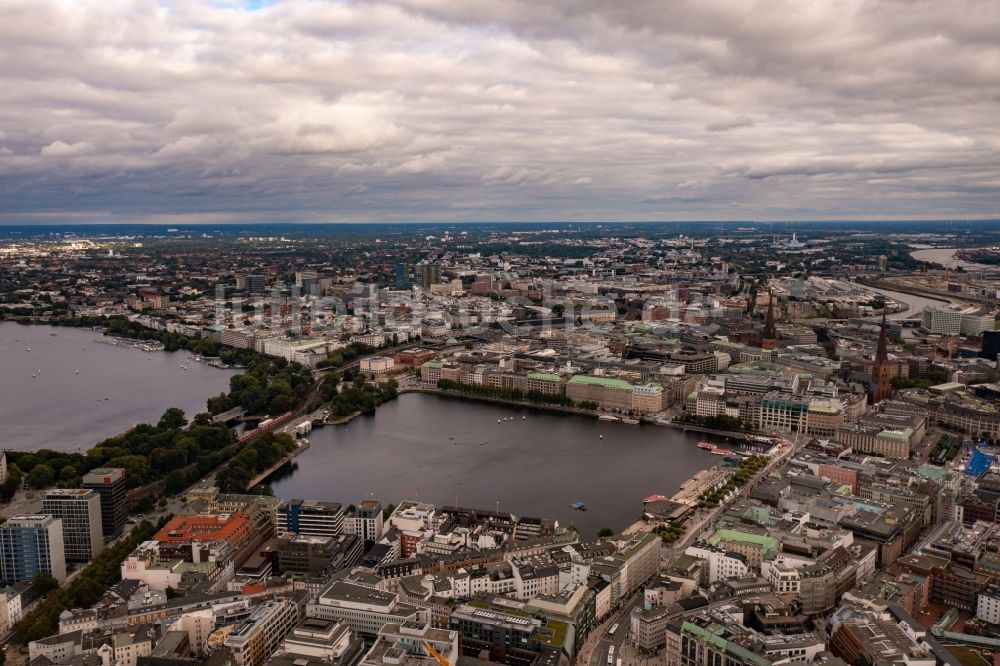 Luftbild Hamburg - Innenstadtbereich an den Uferbereichen der Binnenalster in Hamburg, Deutschland