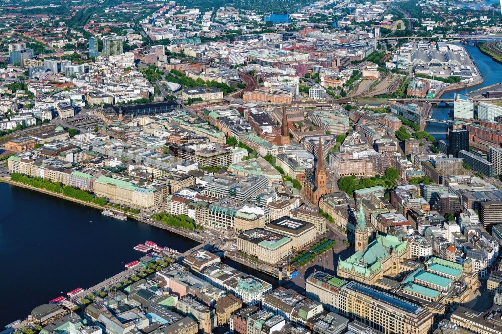 Hamburg aus der Vogelperspektive: Innenstadtbereich an den Uferbereichen der Binnenalster am Rathaus entlang der Mönckebergstraße im Ortsteil Altstadt in Hamburg, Deutschland