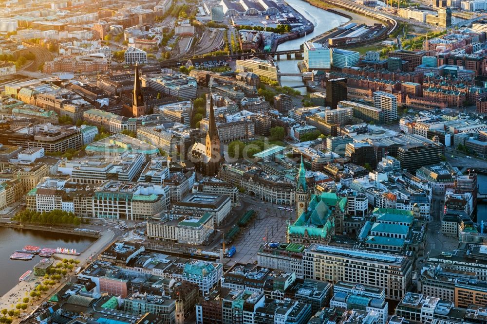 Luftbild Hamburg - Innenstadtbereich an den Uferbereichen der Binnenalster am Rathaus entlang der Mönckebergstraße im Ortsteil Altstadt in Hamburg, Deutschland