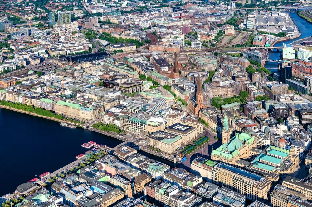 Luftaufnahme Hamburg - Innenstadtbereich an den Uferbereichen der Binnenalster am Rathaus entlang der Mönckebergstraße im Ortsteil Altstadt in Hamburg, Deutschland