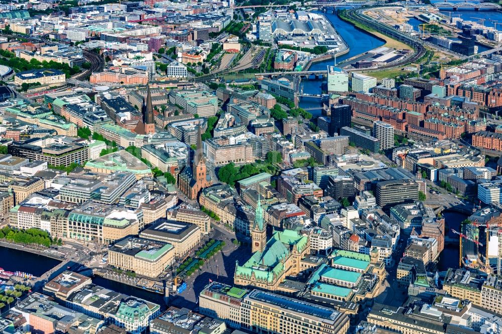 Hamburg aus der Vogelperspektive: Innenstadtbereich an den Uferbereichen der Binnenalster am Rathaus entlang der Mönckebergstraße im Ortsteil Altstadt in Hamburg, Deutschland