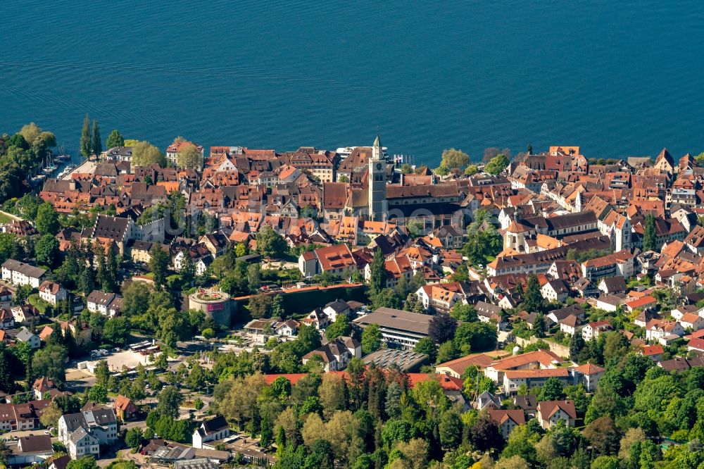 Überlingen von oben - Innenstadtbereich an den Uferbereichen des Bodensee in Überlingen im Bundesland Baden-Württemberg, Deutschland