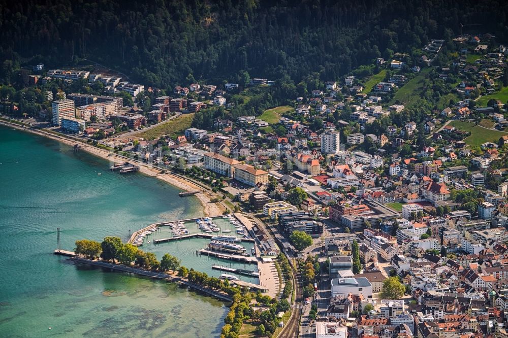 Bregenz aus der Vogelperspektive: Innenstadtbereich an den Uferbereichen in Bregenz in Vorarlberg, Österreich