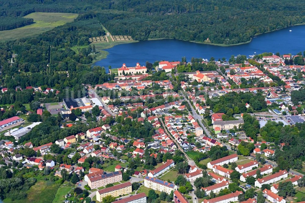 Luftaufnahme Rheinsberg - Innenstadtbereich an den Uferbereichen des Grienericksee in Rheinsberg im Bundesland Brandenburg, Deutschland