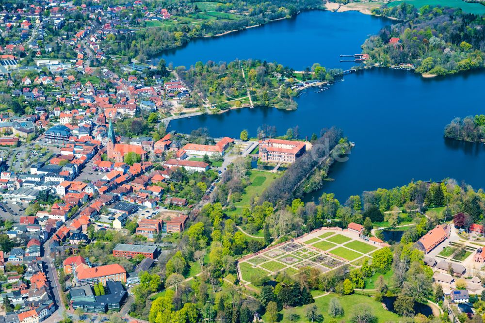 Luftaufnahme Eutin - Innenstadtbereich an den Uferbereichen Großer Eutiner See in Eutin im Bundesland Schleswig-Holstein, Deutschland