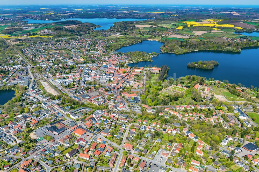 Eutin von oben - Innenstadtbereich an den Uferbereichen Großer Eutiner See in Eutin im Bundesland Schleswig-Holstein, Deutschland