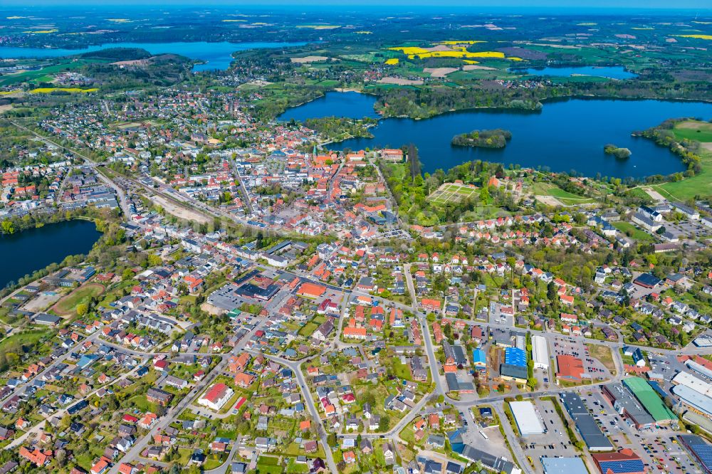 Eutin aus der Vogelperspektive: Innenstadtbereich an den Uferbereichen Großer Eutiner See in Eutin im Bundesland Schleswig-Holstein, Deutschland