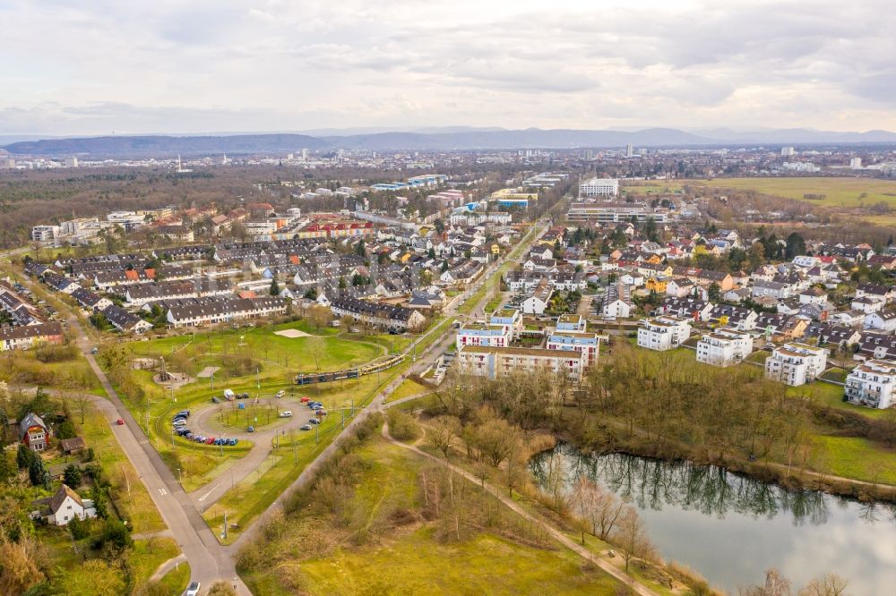 Luftbild Karlsruhe - Innenstadtbereich an den Uferbereichen am Heidesee im Ortsteil Neureut in Karlsruhe im Bundesland Baden-Württemberg, Deutschland