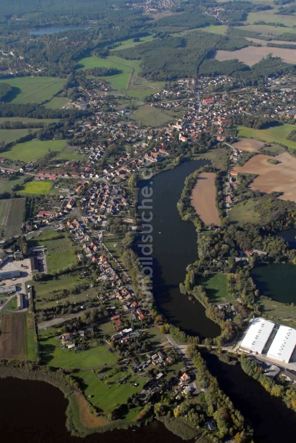 Sperenberg von oben - Innenstadtbereich an den Uferbereichen Krummer See in Sperenberg im Bundesland Brandenburg, Deutschland