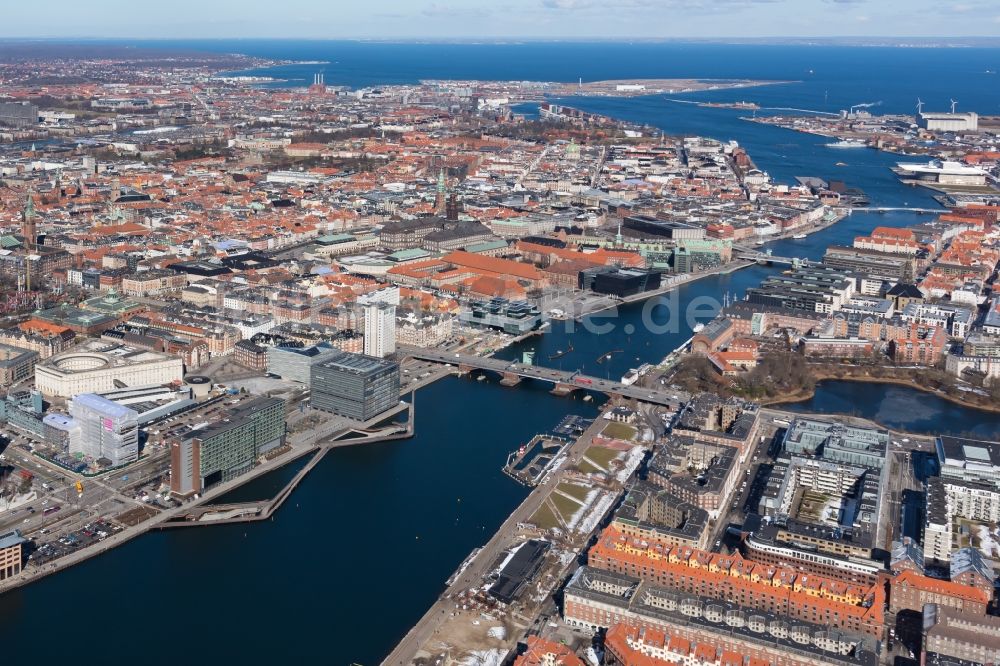 Kopenhagen von oben - Innenstadtbereich an den Uferbereichen Sankt Jorgens SO - Peblinge SO - Soerne im Ortsteil Indre By in Kopenhagen in Region Hovedstaden, Dänemark