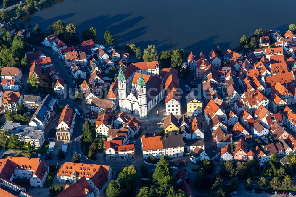 Bad Waldsee von oben - Innenstadtbereich an den Uferbereichen des Stadtsee in Bad Waldsee im Bundesland Baden-Württemberg, Deutschland