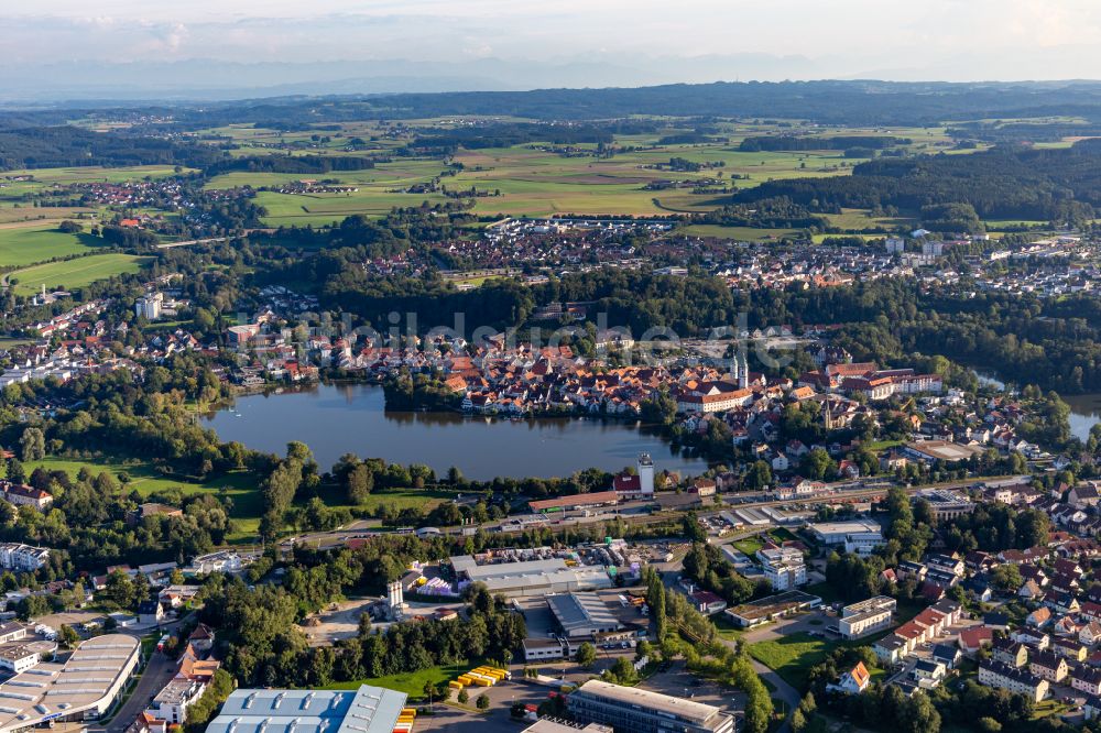 Bad Waldsee von oben - Innenstadtbereich an den Uferbereichen des Stadtsee in Bad Waldsee im Bundesland Baden-Württemberg, Deutschland