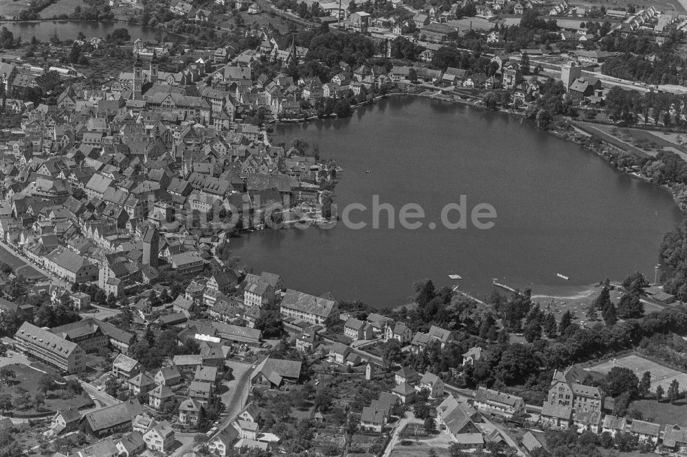 Luftaufnahme Bad Waldsee - Innenstadtbereich an den Uferbereichen des Stadtsee in Bad Waldsee im Bundesland Baden-Württemberg, Deutschland