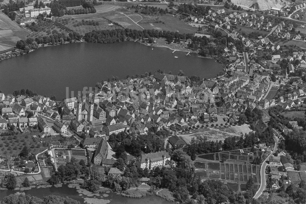 Bad Waldsee von oben - Innenstadtbereich an den Uferbereichen des Stadtsee in Bad Waldsee im Bundesland Baden-Württemberg, Deutschland