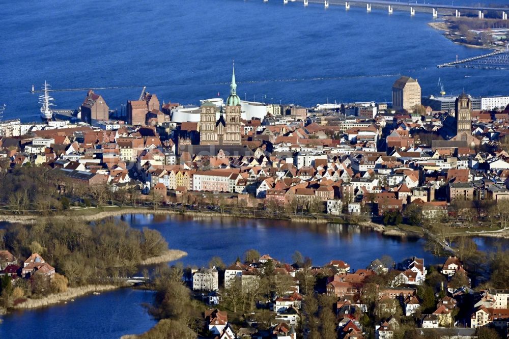 Luftbild Hansestadt Stralsund - Innenstadtbereich an den Uferbereichen Strelasund in Hansestadt Stralsund im Bundesland Mecklenburg-Vorpommern, Deutschland