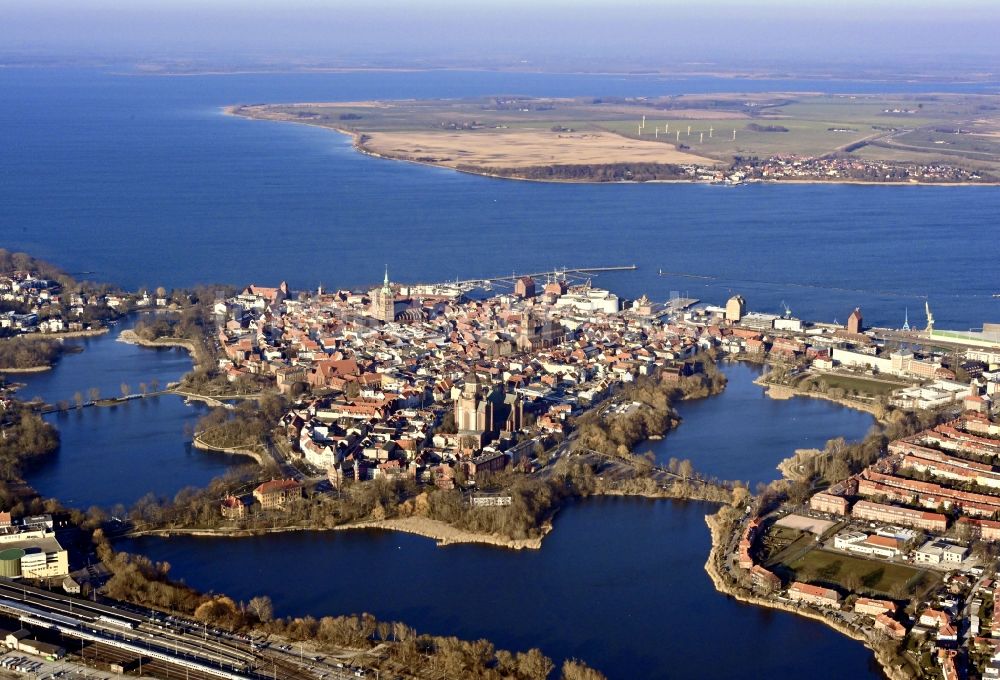 Hansestadt Stralsund von oben - Innenstadtbereich an den Uferbereichen Strelasund in Hansestadt Stralsund im Bundesland Mecklenburg-Vorpommern, Deutschland