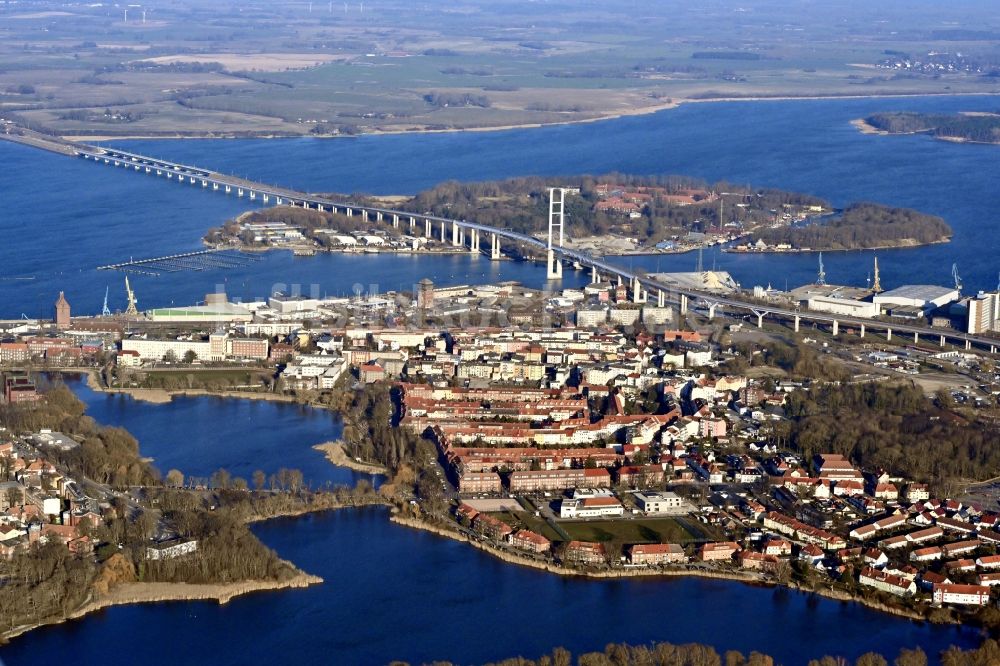 Hansestadt Stralsund von oben - Innenstadtbereich an den Uferbereichen Strelasund in Hansestadt Stralsund im Bundesland Mecklenburg-Vorpommern, Deutschland