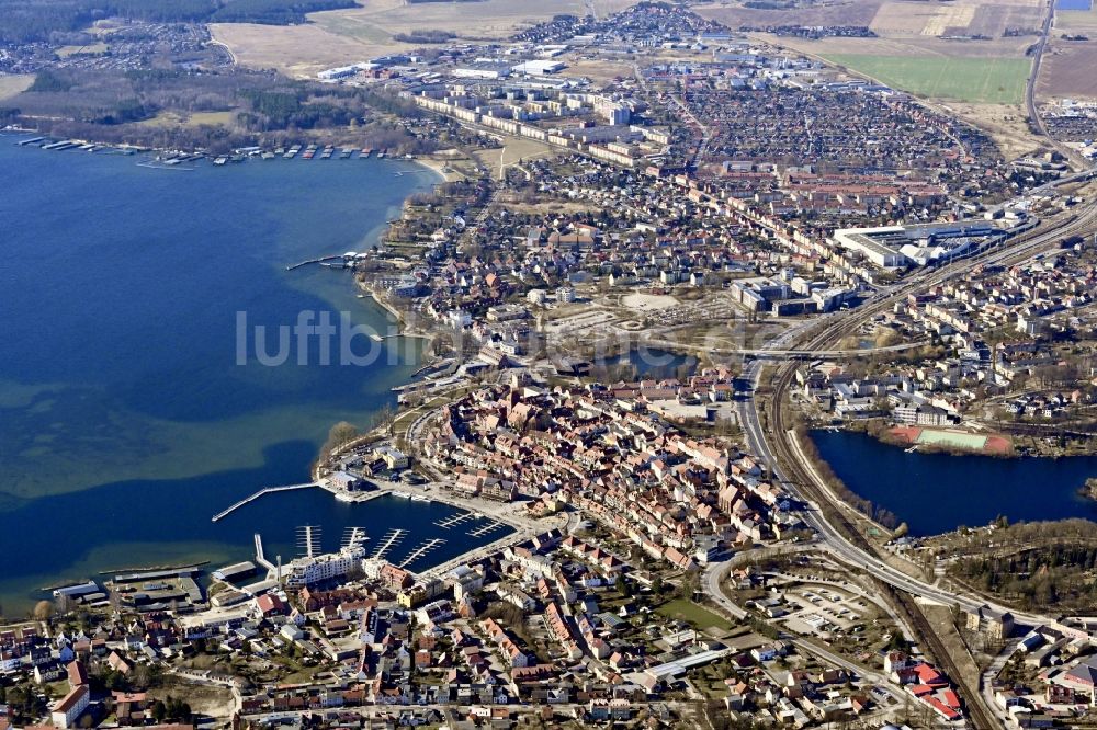 Luftaufnahme Waren (Müritz) - Innenstadtbereich an den Uferbereichen in Waren (Müritz) im Bundesland Mecklenburg-Vorpommern, Deutschland