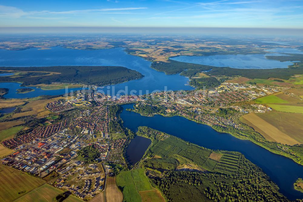 Luftaufnahme Waren (Müritz) - Innenstadtbereich an den Uferbereichen in Waren (Müritz) im Bundesland Mecklenburg-Vorpommern, Deutschland