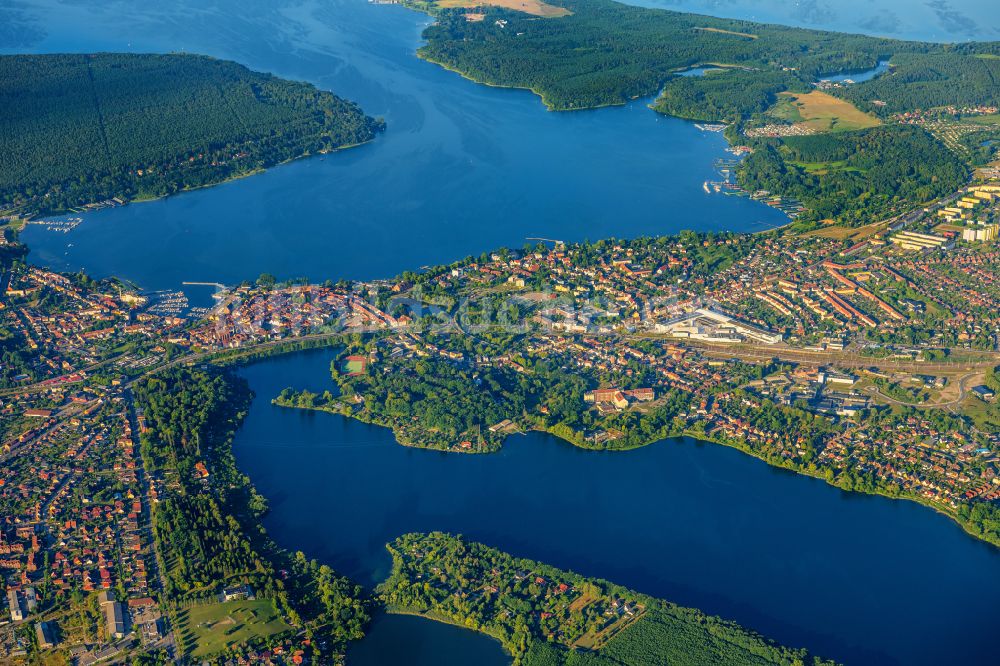 Waren (Müritz) von oben - Innenstadtbereich an den Uferbereichen in Waren (Müritz) im Bundesland Mecklenburg-Vorpommern, Deutschland