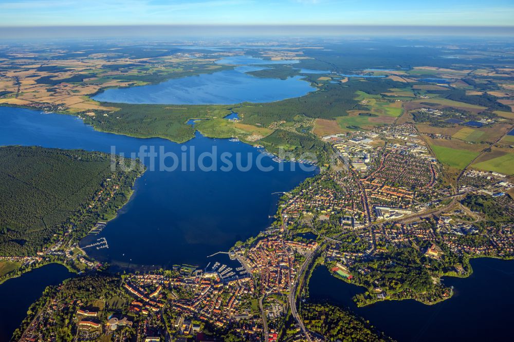 Waren (Müritz) aus der Vogelperspektive: Innenstadtbereich an den Uferbereichen in Waren (Müritz) im Bundesland Mecklenburg-Vorpommern, Deutschland