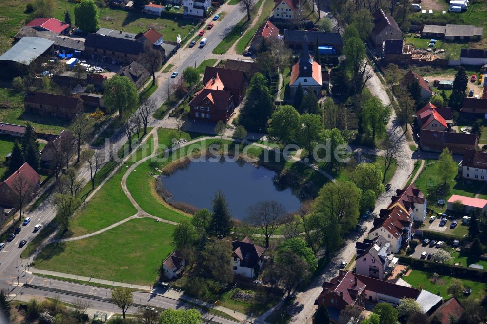 Falkensee aus der Vogelperspektive: Innenstadtbereich Wohngebiet am Falkenhagener Anger an der Falkenhagener Straße in Falkensee im Bundesland Brandenburg