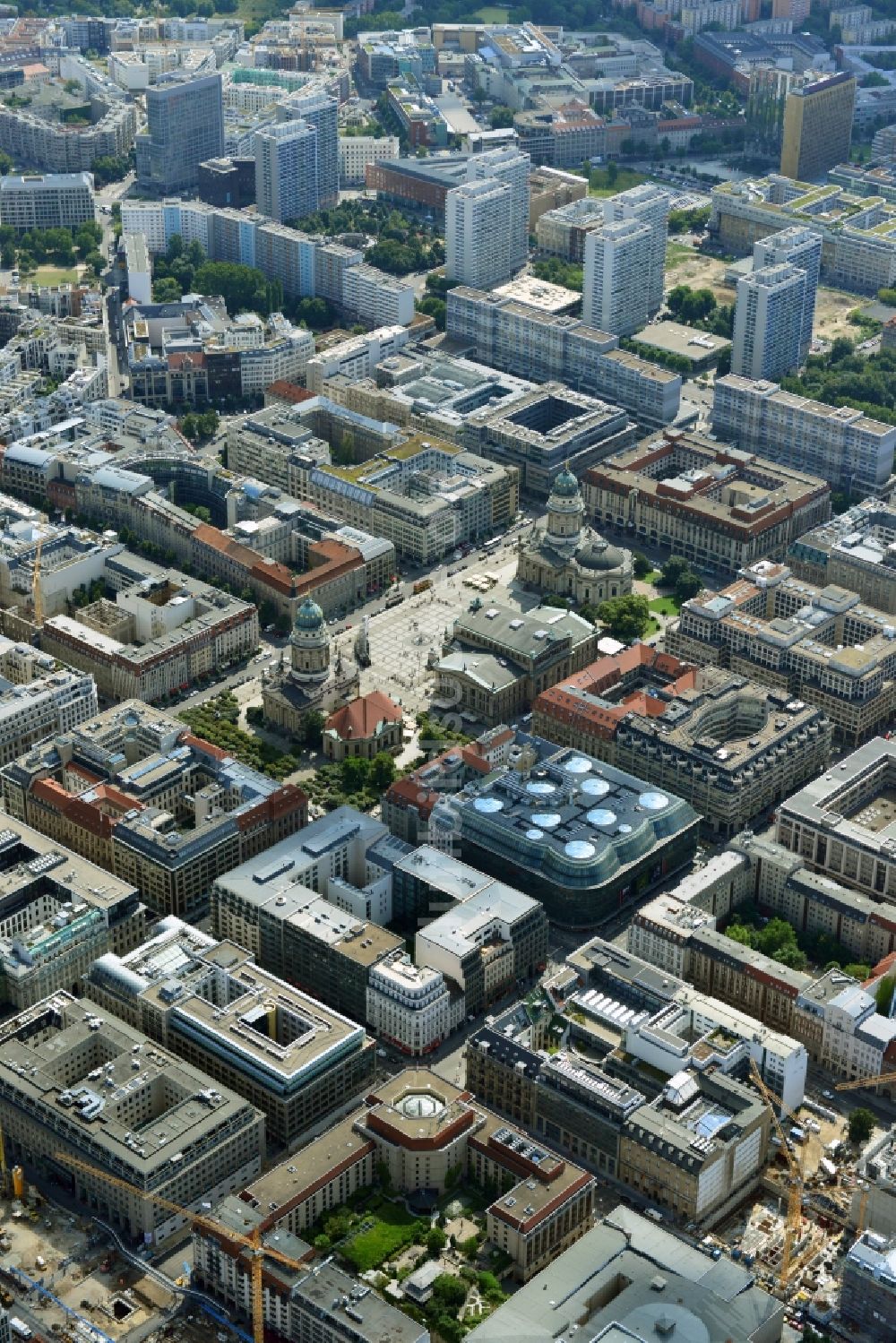 Luftbild Berlin - Innenstadtbereiches an der Friedrichstraße Ecke Unter den Linden mit den Friedrichstadtpassagen am Ensemble des Gendarmenmarkt mit Schauspielhaus, Deutschen und Französischen Dom in Berlin - Mitte