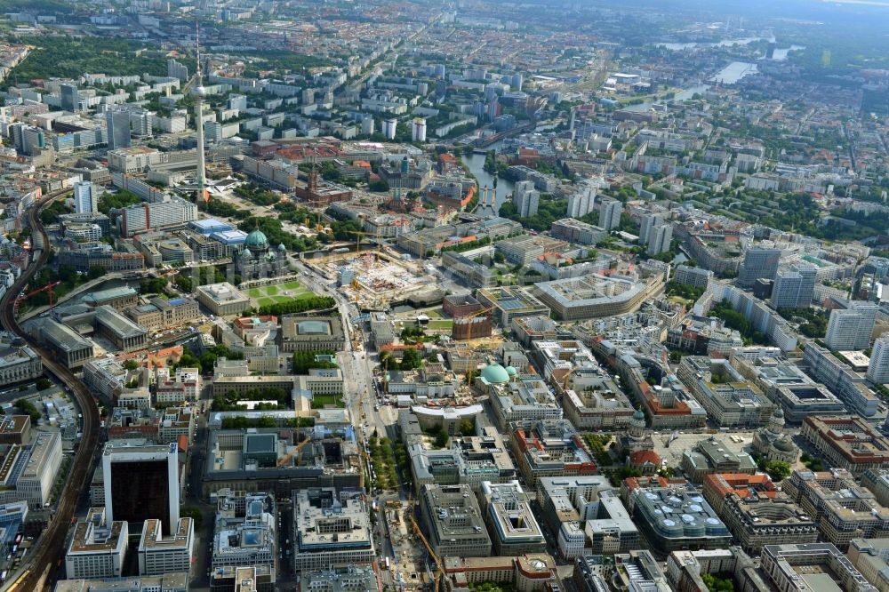 Luftaufnahme Berlin - Innenstadtbereiches an der Friedrichstraße Ecke Unter den Linden mit den Friedrichstadtpassagen am Ensemble des Gendarmenmarkt mit Schauspielhaus, Deutschen und Französischen Dom in Berlin - Mitte