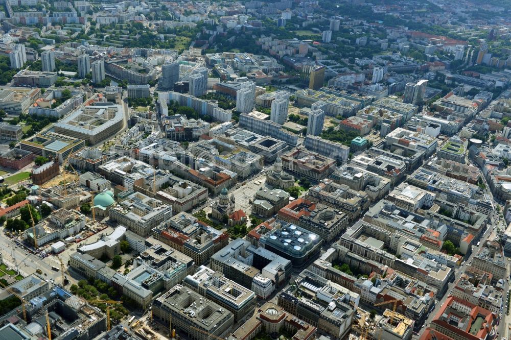 Luftbild Berlin - Innenstadtbereiches an der Friedrichstraße Ecke Unter den Linden mit den Friedrichstadtpassagen am Ensemble des Gendarmenmarkt mit Schauspielhaus, Deutschen und Französischen Dom in Berlin - Mitte