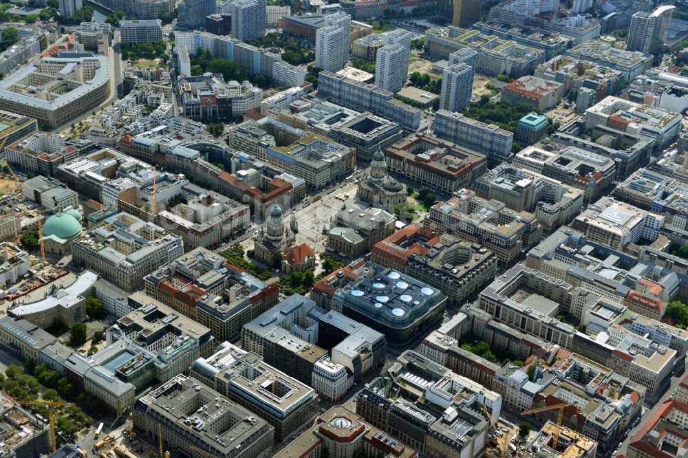 Luftaufnahme Berlin - Innenstadtbereiches an der Friedrichstraße Ecke Unter den Linden mit den Friedrichstadtpassagen am Ensemble des Gendarmenmarkt mit Schauspielhaus, Deutschen und Französischen Dom in Berlin - Mitte