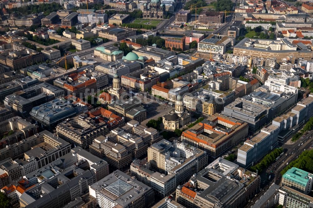 Luftbild Berlin - Innenstadtbereiches an der Friedrichstraße Ecke Unter den Linden mit den Friedrichstadtpassagen am Ensemble des Gendarmenmarkt mit Schauspielhaus, Deutschen und Französischen Dom in Berlin - Mitte