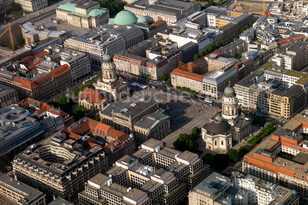 Luftaufnahme Berlin - Innenstadtbereiches an der Friedrichstraße Ecke Unter den Linden mit den Friedrichstadtpassagen am Ensemble des Gendarmenmarkt mit Schauspielhaus, Deutschen und Französischen Dom in Berlin - Mitte