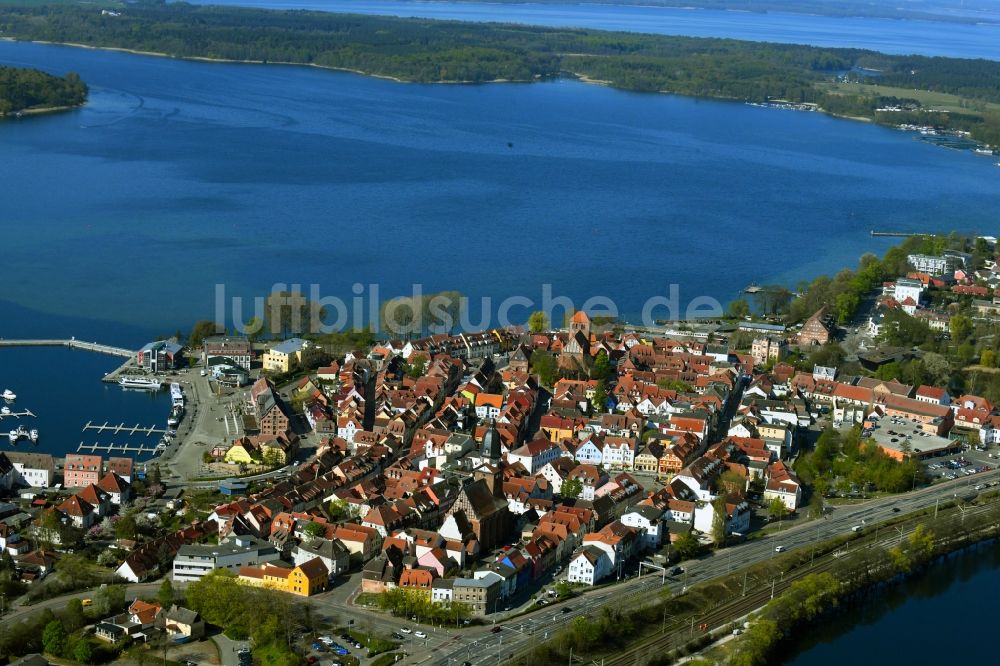 Luftaufnahme Waren (Müritz) - Innenstadtzentrum und Binnenmüritz in Waren (Müritz) im Bundesland Mecklenburg-Vorpommern, Deutschland