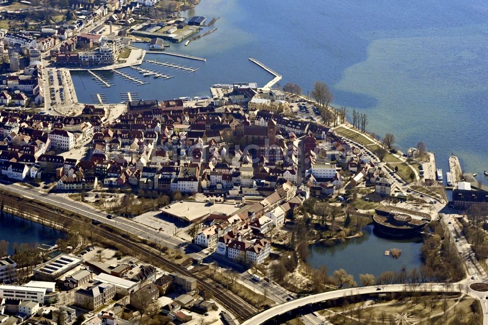 Waren (Müritz) aus der Vogelperspektive: Innenstadtzentrum und Binnenmüritz in Waren (Müritz) im Bundesland Mecklenburg-Vorpommern, Deutschland