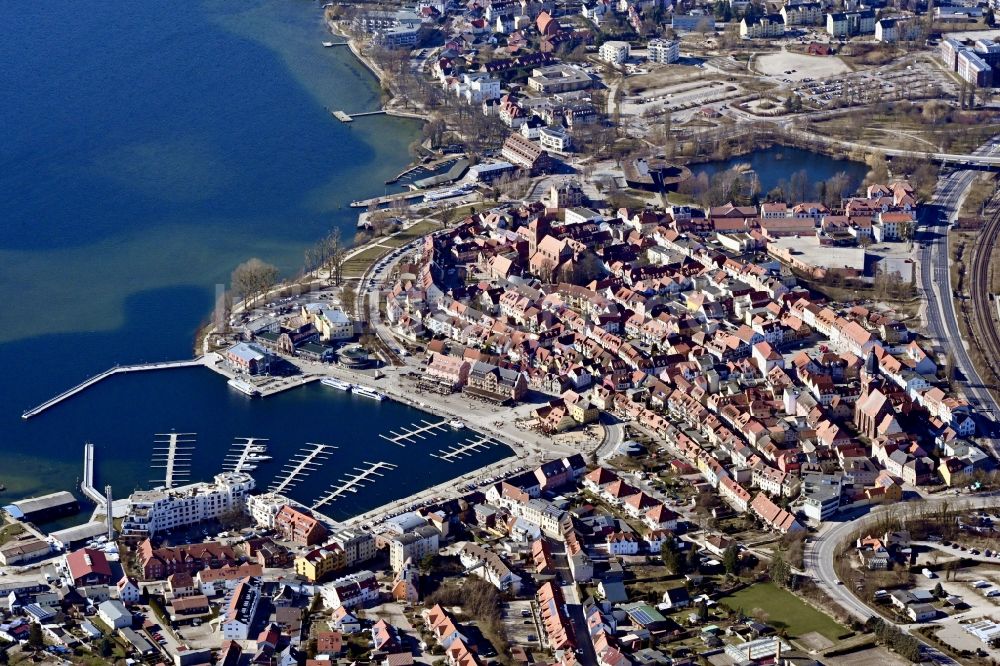 Waren (Müritz) aus der Vogelperspektive: Innenstadtzentrum und Binnenmüritz in Waren (Müritz) im Bundesland Mecklenburg-Vorpommern, Deutschland