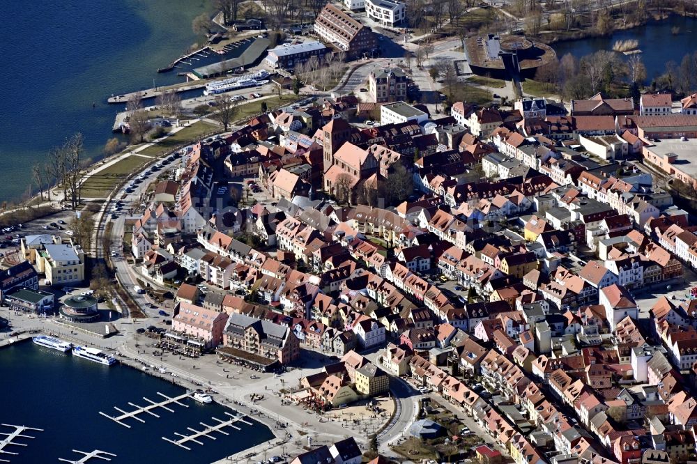 Luftaufnahme Waren (Müritz) - Innenstadtzentrum und Binnenmüritz in Waren (Müritz) im Bundesland Mecklenburg-Vorpommern, Deutschland