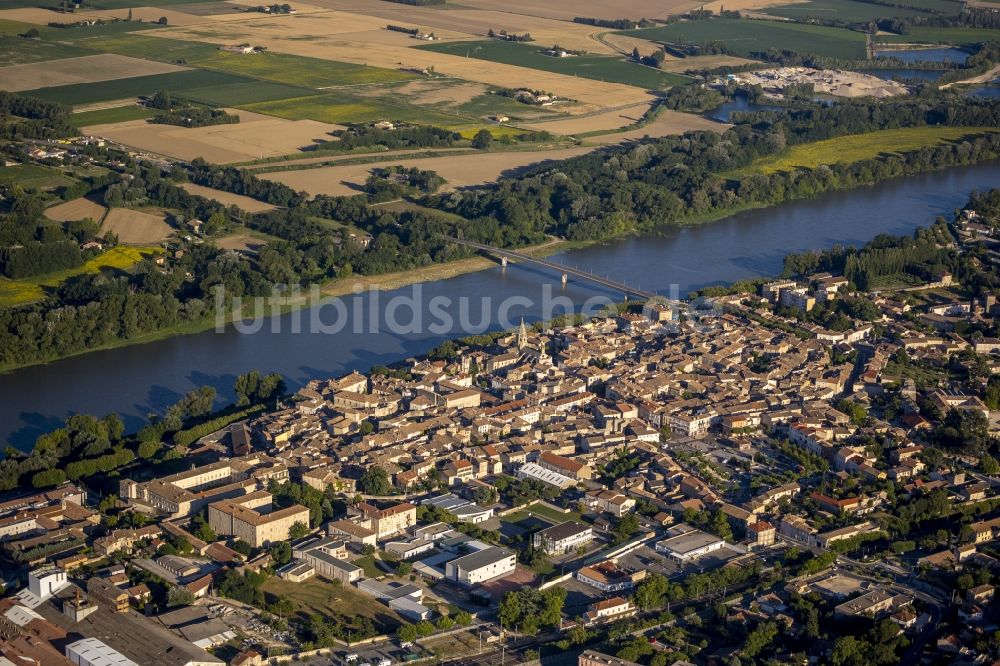 Bourg-Saint-Andéol von oben - Innenstadtzentrum von Bourg-Saint-Andeol in Bourg-Saint-Andeol in Frankreich