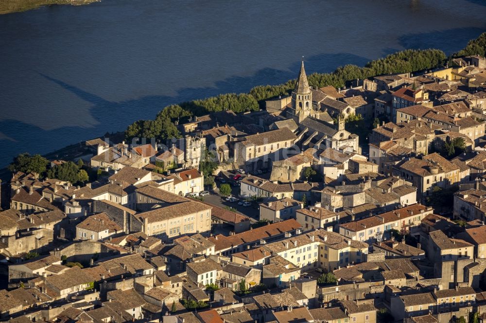 Bourg-Saint-Andéol aus der Vogelperspektive: Innenstadtzentrum von Bourg-Saint-Andeol in Bourg-Saint-Andeol in Frankreich