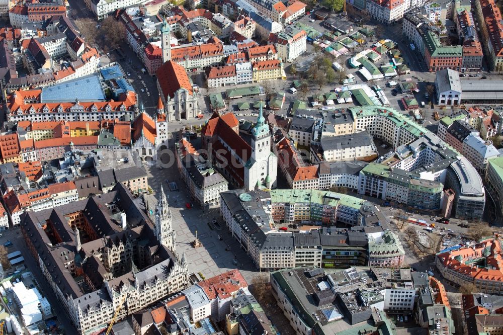 München von oben - Innenstadtzentrum mit Rathaus, Marienplatz, Peterskirche und Viktualienmarkt in München im Bundesland Bayern, Deutschland