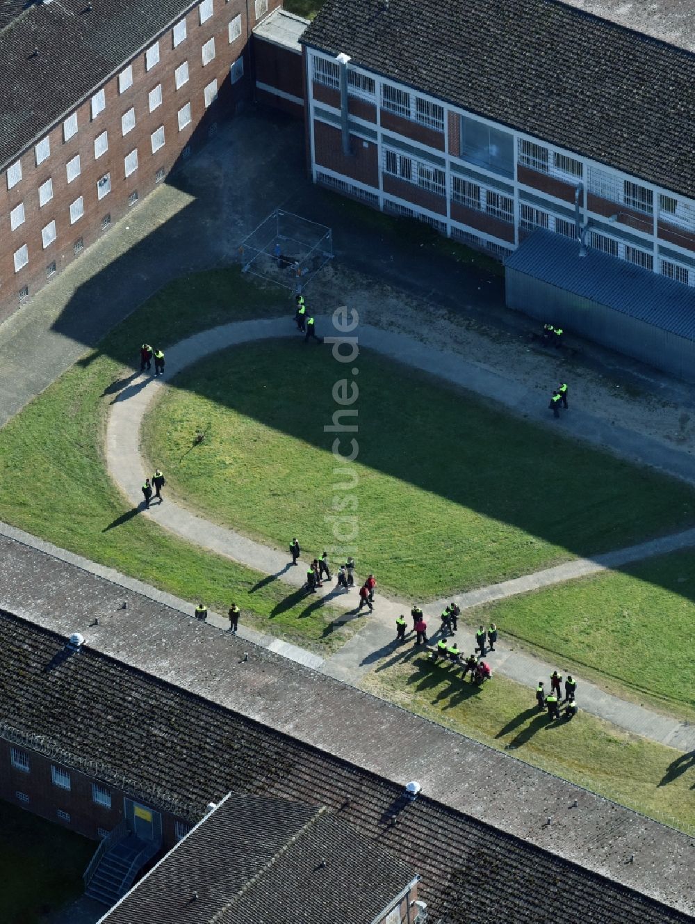 Darmstadt von oben - Insassen beim Spaziergang im Freien auf dem Gelände der Justizvollzugsanstalt JVA in Darmstadt im Bundesland Hessen