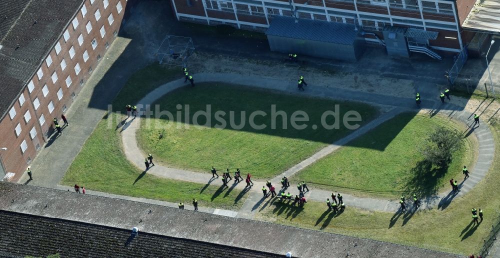 Luftbild Darmstadt - Insassen beim Spaziergang im Freien auf dem Gelände der Justizvollzugsanstalt JVA in Darmstadt im Bundesland Hessen