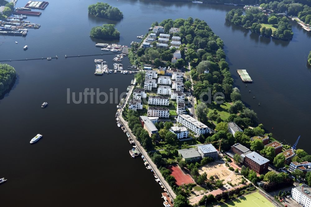 Luftbild Berlin - Insel Alt- Stralau am Ufer des Flußverlaufes der Spree in Berlin