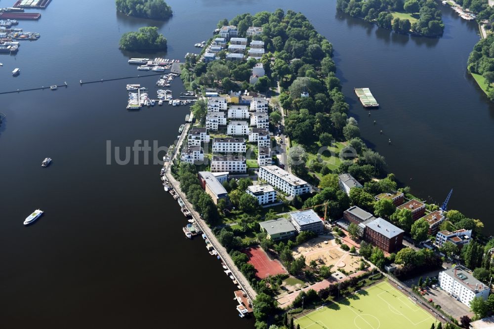 Luftaufnahme Berlin - Insel Alt- Stralau am Ufer des Flußverlaufes der Spree in Berlin