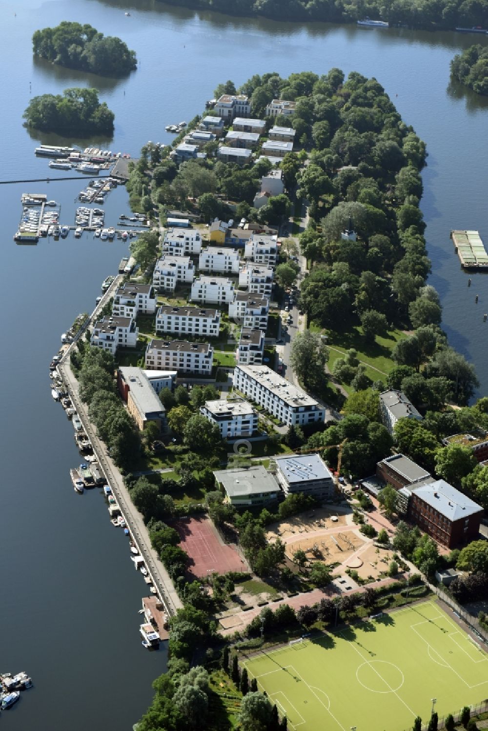 Berlin von oben - Insel Alt- Stralau am Ufer des Flußverlaufes der Spree in Berlin